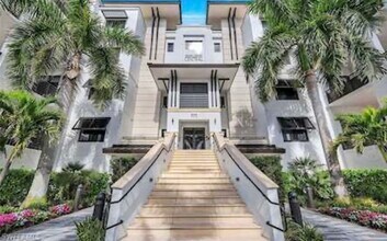 1111 Central Ave, Unit 401 in Naples, FL - Foto de edificio - Building Photo