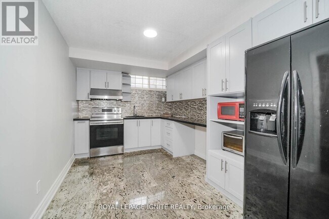 165 Clonmore Dr in Toronto, ON - Building Photo - Building Photo
