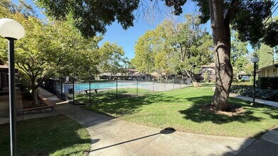 5422 Roundtree Ct in Concord, CA - Building Photo - Building Photo