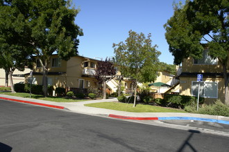 1317-1385 Willow Rd in Menlo Park, CA - Foto de edificio - Building Photo