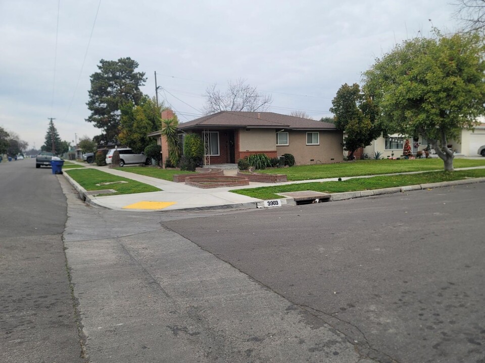 3903 E Fountain Way in Fresno, CA - Building Photo