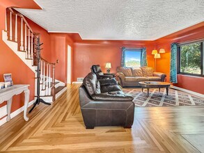 1430 W Hendrickson Rd in Sequim, WA - Foto de edificio - Building Photo