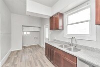 2315 Deutser St photo'