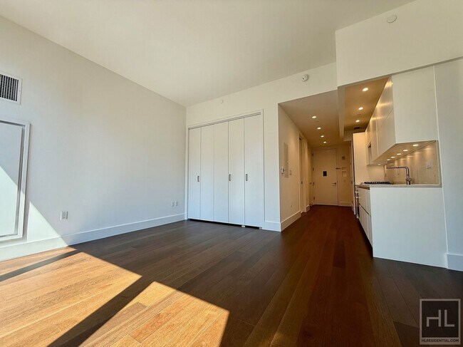 SUNNY NO FEE STUDIO IN THE LUXURY SUMMIT NYC in New York, NY - Building Photo - Building Photo