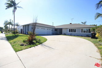 6605 S Sherbourne Dr in Los Angeles, CA - Foto de edificio - Building Photo