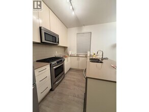 4255 Sardis St in Burnaby, BC - Building Photo - Building Photo