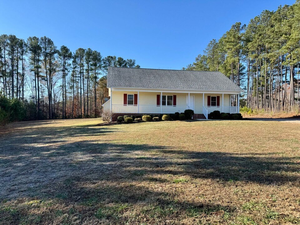 800 Luck Cir in South Hill, VA - Building Photo