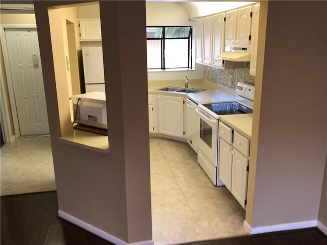 1250 S Military Trail in Deerfield Beach, FL - Building Photo - Building Photo