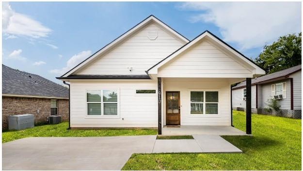 property at 910 W Johnson St