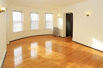 Wolcott Arms North Apartments in Chicago, IL - Building Photo - Interior Photo