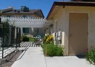 Broadway Apartments in Barstow, CA - Foto de edificio - Building Photo