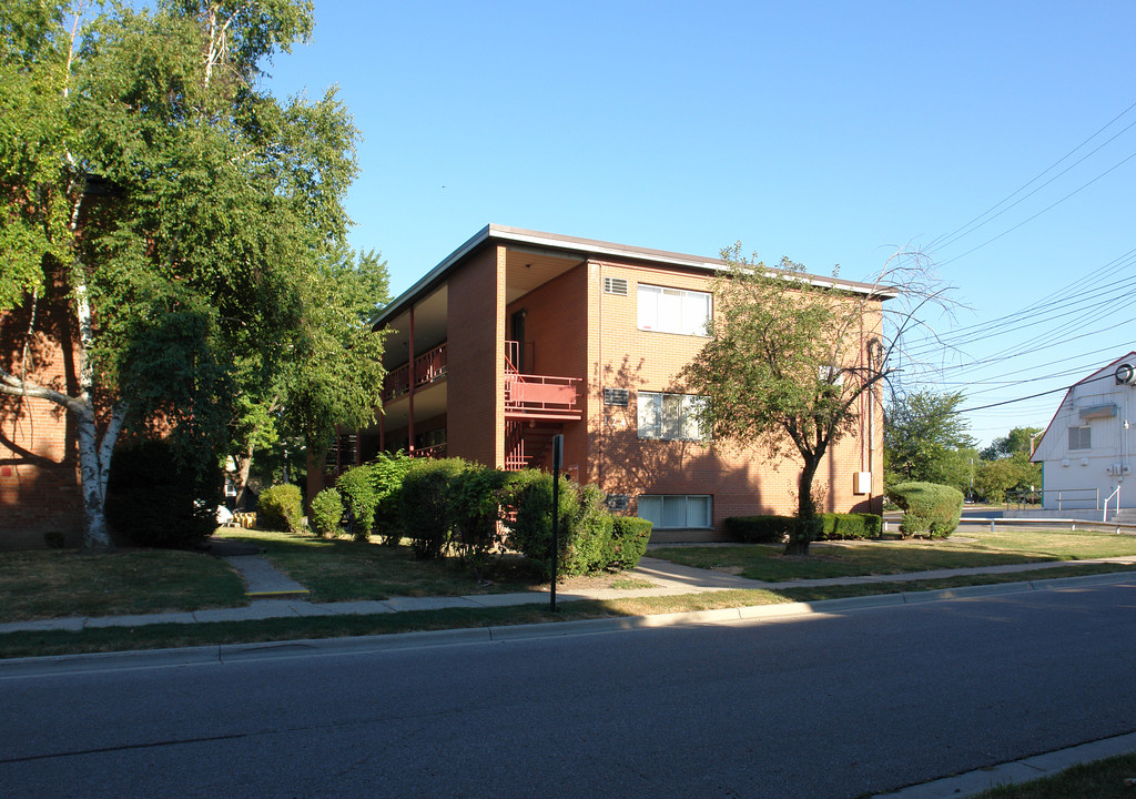 Cedar East Apartments in East Lansing, MI - Building Photo