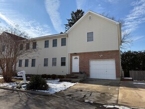 8 Caruso Ct in Glen Cove, NY - Building Photo - Building Photo