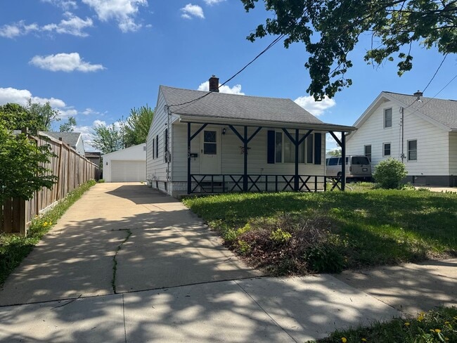 property at 1008 8th Ave SE