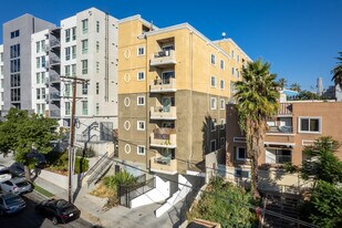 442 S Lake St in Los Angeles, CA - Building Photo