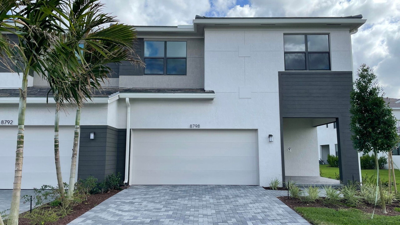 8798 Antarus Dr in Wellington, FL - Building Photo