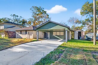 7814 Pin Oak Dr in Alvin, TX - Building Photo - Building Photo