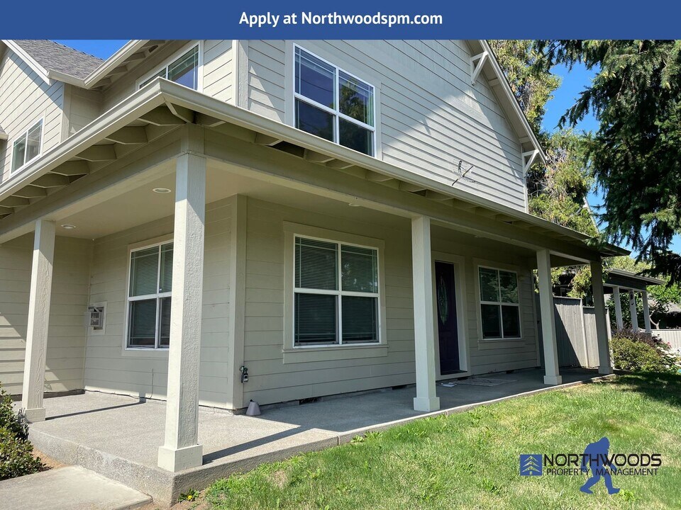 228 Talent Ave in Talent, OR - Building Photo