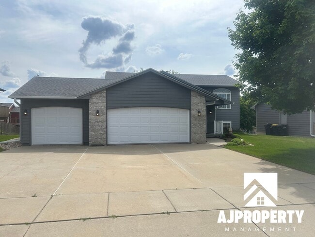 property at 4604 S Dunlap Ave