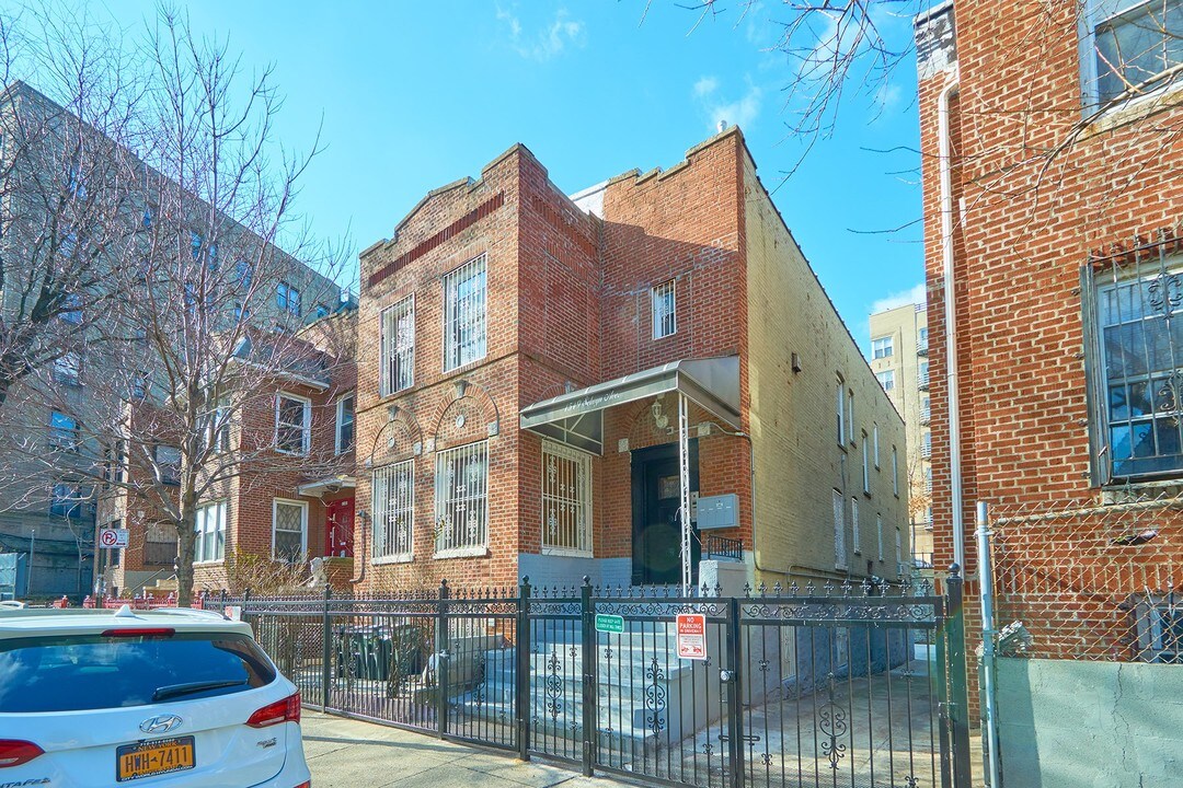 1549 Selwyn Ave in Bronx, NY - Building Photo