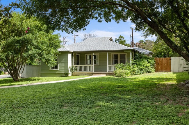 101 Charles Rd in San Antonio, TX - Foto de edificio - Building Photo