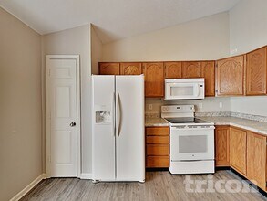 512 Polaris Dr in Indianapolis, IN - Foto de edificio - Building Photo