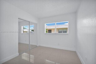 6900 SW 5th St in Margate, FL - Building Photo