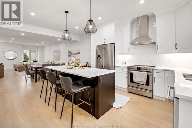 1033 Walker Rd in Windsor, ON - Building Photo - Building Photo