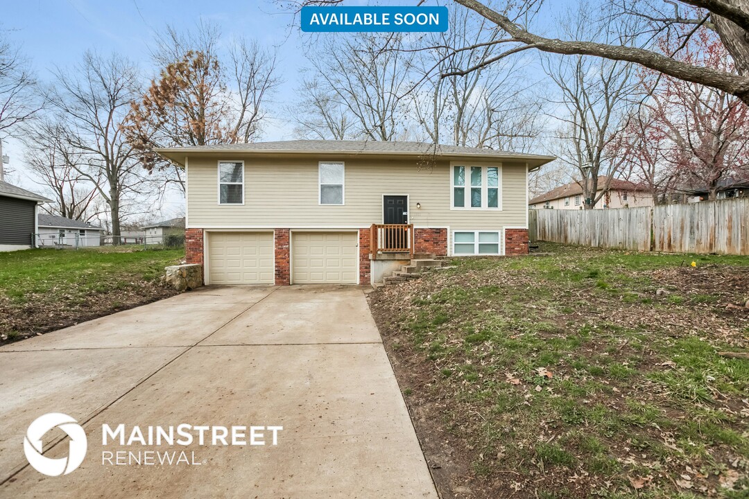1905 SW Onyx St in Blue Springs, MO - Building Photo