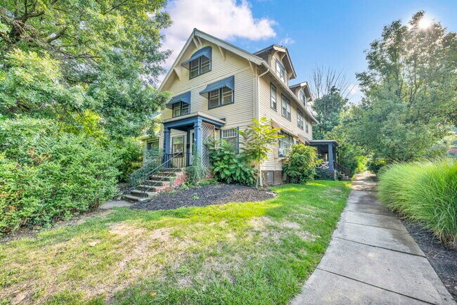 1917 Forest View Dr in Cleveland Heights, OH - Foto de edificio - Building Photo