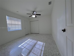 3216 SW 25th Ter in Miami, FL - Foto de edificio - Building Photo