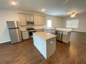 220 Timber Brook Dr in Hutto, TX - Building Photo - Building Photo
