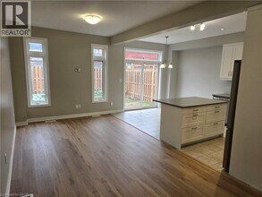 4 Lindsay Wy in Grimsby, ON - Building Photo - Building Photo