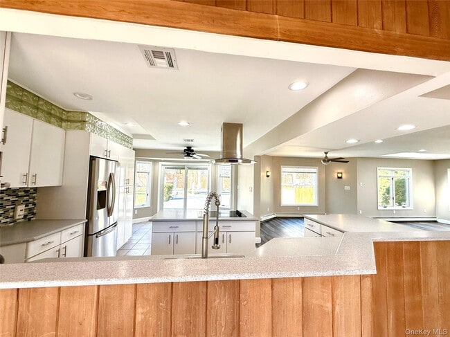 102 Sycamore Cir in Stony Brook, NY - Building Photo - Building Photo