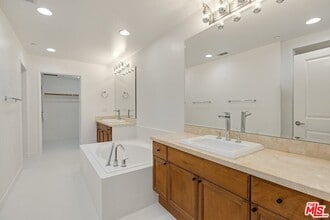 5625 Crescent Prk W in Los Angeles, CA - Building Photo - Building Photo