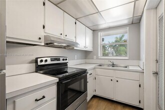 300 Layne Blvd in Hallandale Beach, FL - Foto de edificio - Building Photo