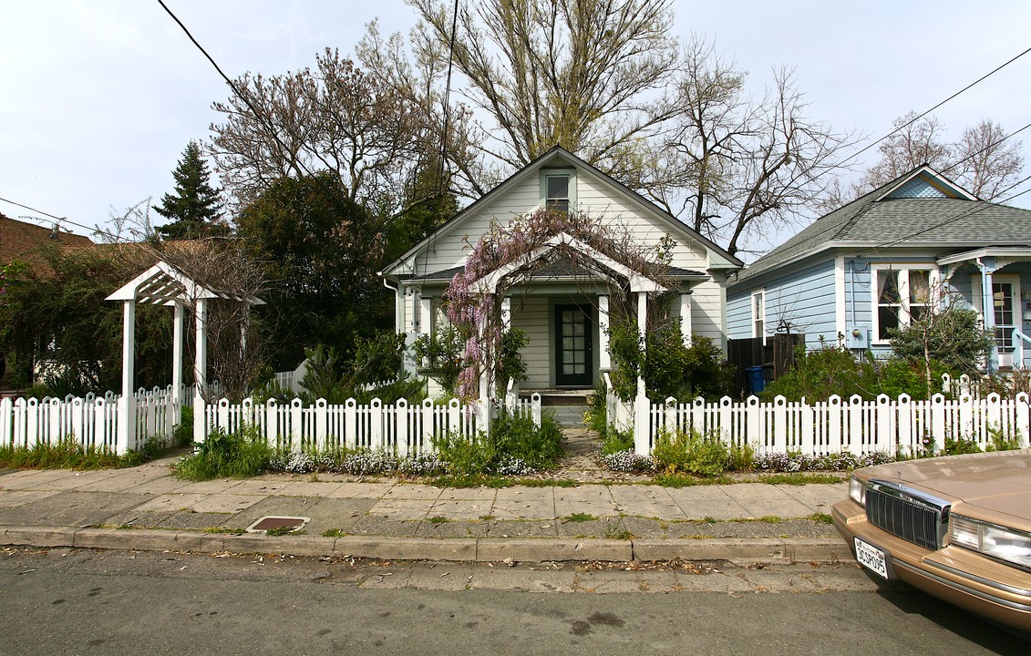 25 10th St in Santa Rosa, CA - Building Photo