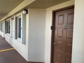 901 SW 141st Ave in Pembroke Pines, FL - Building Photo - Building Photo