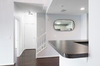 11351 Aristotle Dr, Unit Apt 402 in Fairfax, VA - Foto de edificio - Building Photo