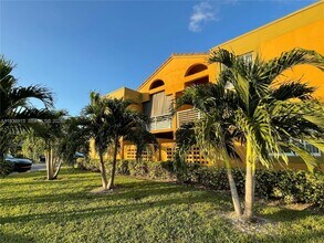 9711 Fontainebleau Blvd in Miami, FL - Building Photo - Building Photo