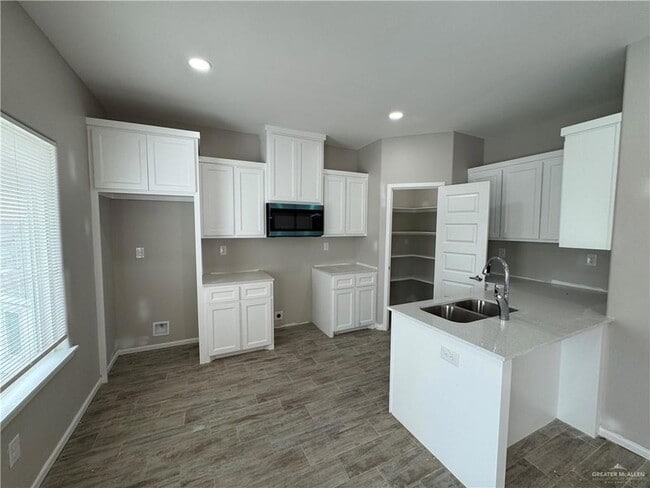 1200 W Sucre Dr, Unit 2 in Edinburg, TX - Building Photo - Building Photo