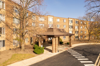 Moon Lake Village Condominiums in Schaumburg, IL - Building Photo - Building Photo