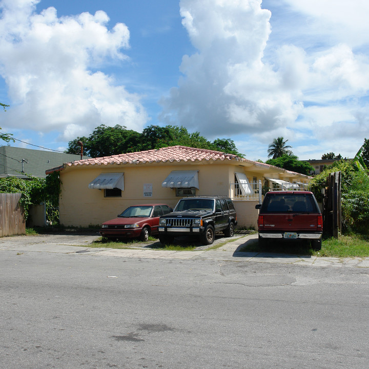 8213 NE 1st Ave in Miami, FL - Building Photo