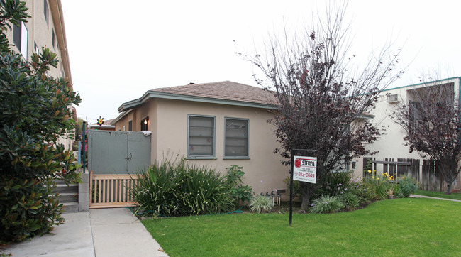 428 E Elmwood Ave in Burbank, CA - Foto de edificio - Building Photo