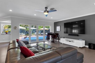 1833 NE 46th St in Fort Lauderdale, FL - Foto de edificio - Building Photo