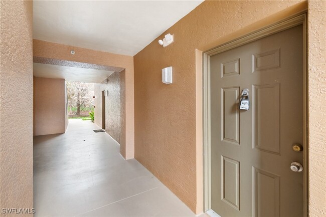 1220 Reserve Way in Naples, FL - Foto de edificio - Building Photo