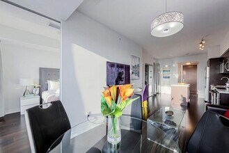 386 Yonge St in Toronto, ON - Building Photo - Building Photo