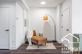 1555 W Hollywood Ave in Chicago, IL - Building Photo - Building Photo