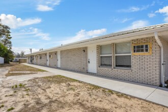 1580 E Duval St in Lake City, FL - Foto de edificio - Building Photo