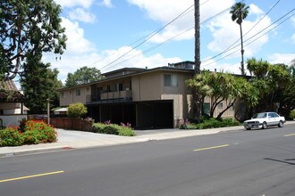 681 Cedar St in San Carlos, CA - Building Photo - Building Photo